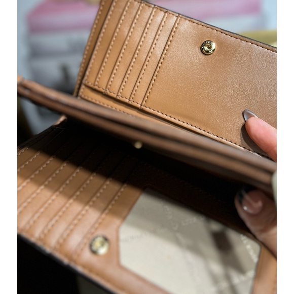 MICHAEL KORS Jet Set Charm Vanilla Lugg Logo Print  Wallet EUC - Picture 8 of 11